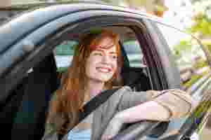 Frau in Auto