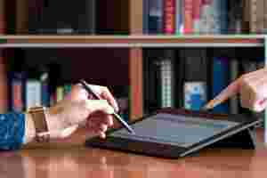 Personen bedienen Tablet